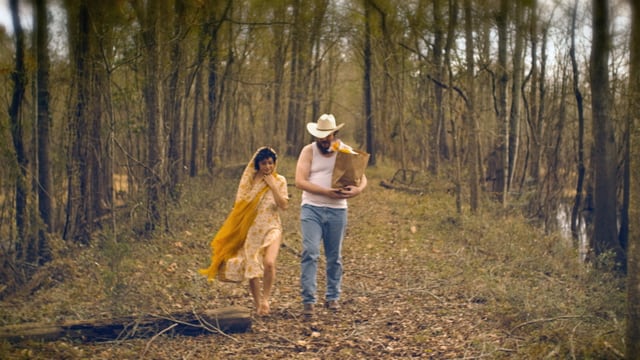 Ein Mann und eine Frau spazieren durch einen herbstlichen Wald Ein Mann und eine Frau spazieren durch einen herbstlichen Wald