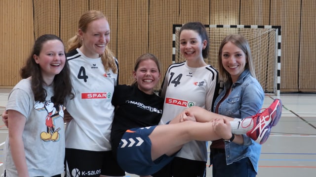 Lara, Romy Bachmann, Lya, Catherine Csebits und Anna lachen. Lara, Romy Bachmann, Lya, Catherine Csebits und Anna lachen.