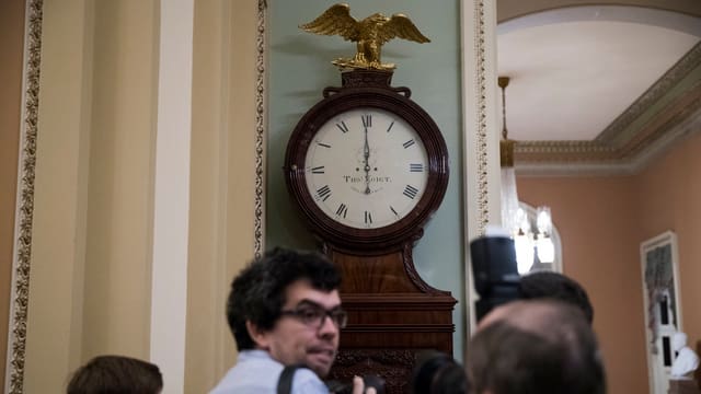 Die «Ohio Clock» ausserhalb der Senatskammer im Kapitol zeigt Mitternacht. Die «Ohio Clock» ausserhalb der Senatskammer im Kapitol zeigt Mitternacht.