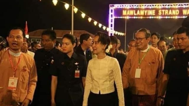 Tun Min Aung (L) mit Staatsrätin und De-facto-Regierungschefin Aung San Suu Kyi vor dem Putsch.