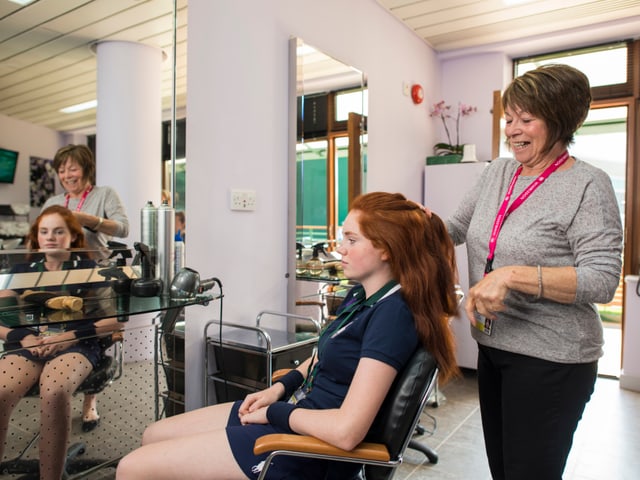 Der Coiffeur-Salon. Der Coiffeur-Salon.