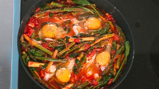 Las foppas en la Shakshuka cun ils ovs. Las foppas en la Shakshuka cun ils ovs.