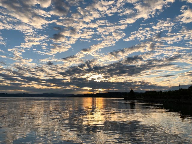 Sonnenuntergang spiegelt sich im See