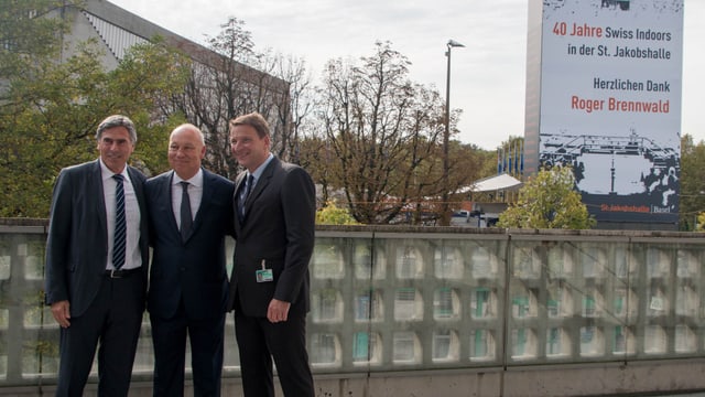 Christoph Eymann, Roger Brennwald und Thomas Kastl vor der Joggeli-Halle. Im Hintergrund das grosse Transparent mit den Dankesworten an Roger Brennwald Christoph Eymann, Roger Brennwald und Thomas Kastl vor der Joggeli-Halle. Im Hintergrund das grosse Transparent mit den Dankesworten an Roger Brennwald