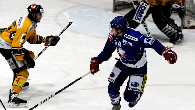 Zwei Eishockeyspieler kämpfen um den Puck. Zwei Eishockeyspieler kämpfen um den Puck.