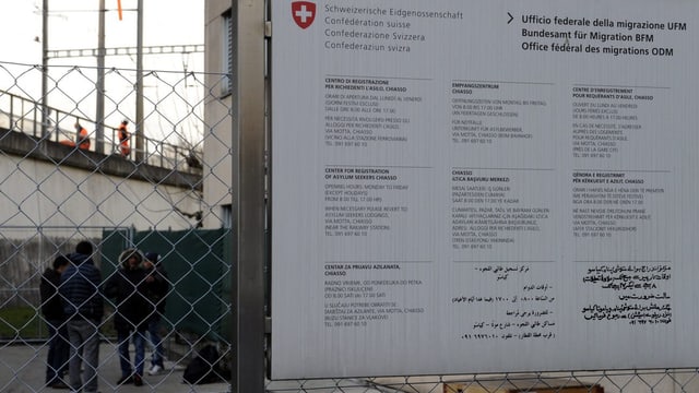 Ein Schild vom BFM vor einem Empfangszentrum in Chiasso. Ein Schild vom BFM vor einem Empfangszentrum in Chiasso.