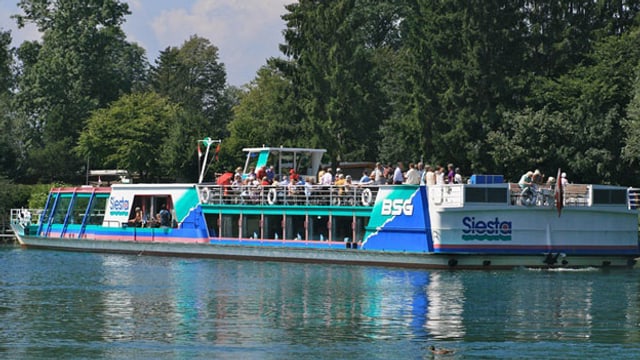 Ein Schiff auf einem Fluss. Ein Schiff auf einem Fluss.