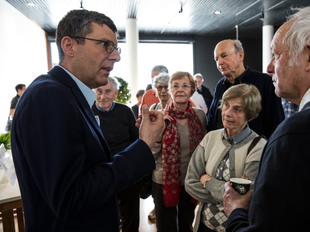 Menschen diskutieren und hören zu