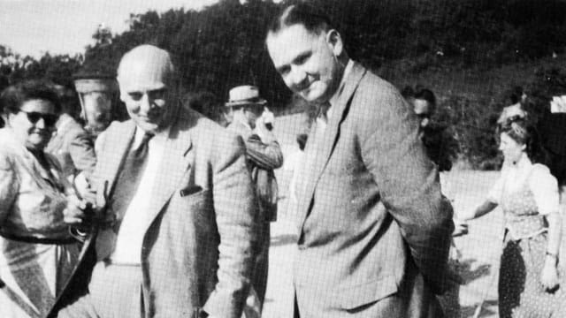 Johann Giesen (links) zusammen mit Werner Oswald zeigt. Johann Giesen (links) zusammen mit Werner Oswald zeigt.