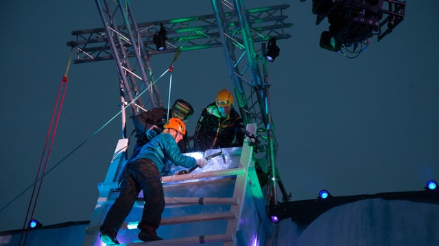 Stéphanie Berger beim «Eisklettern». Das Sicherheits-Team ist immer mit dabei.