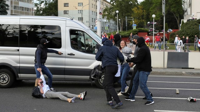 Protestierende werden weggetragen. Protestierende werden weggetragen.