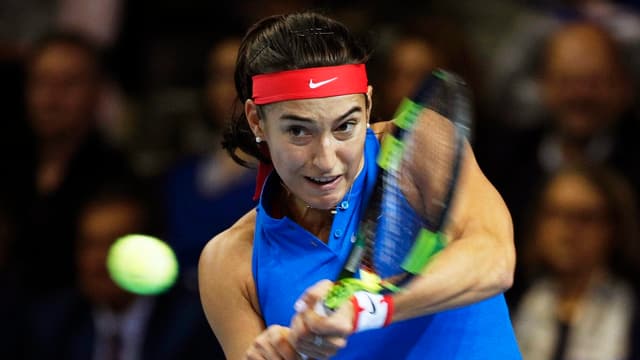 Caroline Garcia schlägt eine zweihändige Rückhand. Caroline Garcia schlägt eine zweihändige Rückhand.