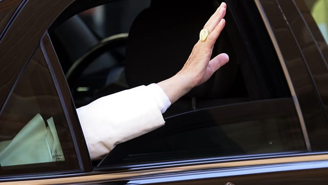 Die Hand von Papst Benedikt XVI. winkt aus einem Autofenster Die Hand von Papst Benedikt XVI. winkt aus einem Autofenster