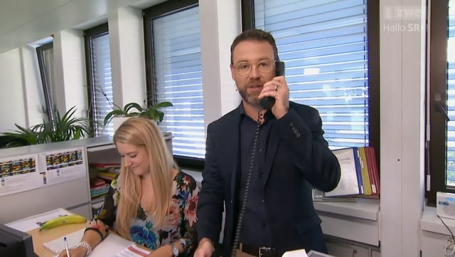 Moderator Nik Hartmann ist beim SRF-Kundendienst und übernimmt dort kurzerhand den Telefonhörer. Moderator Nik Hartmann ist beim SRF-Kundendienst und übernimmt dort kurzerhand den Telefonhörer.