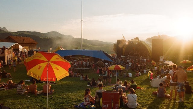 Konzertbesucher sitzen in der Wiese Konzertbesucher sitzen in der Wiese
