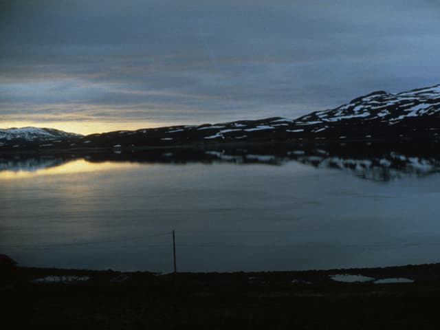 Dämmerung im hohen Norden, die Mitternachtssonne erscheint am Horizont Dämmerung im hohen Norden, die Mitternachtssonne erscheint am Horizont