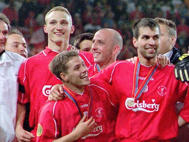 Sami Hyypiä und Markus Babbel jubeln zusammen mit Teamkollegen. Sami Hyypiä und Markus Babbel jubeln zusammen mit Teamkollegen.
