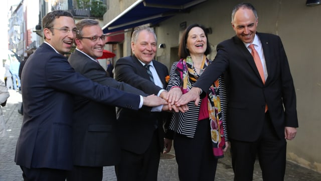 Die fünf legen je eine Hand in der Mitte auf die andern Die fünf legen je eine Hand in der Mitte auf die andern