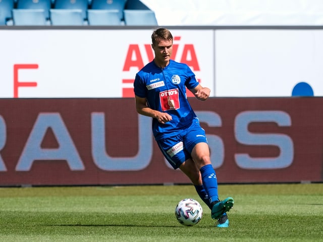 Marco Burch auf dem Rasen am Ball. Marco Burch auf dem Rasen am Ball.