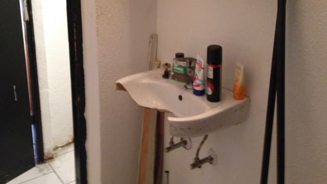 Ein kaputtes Waschbecken. Ein kaputtes Waschbecken.