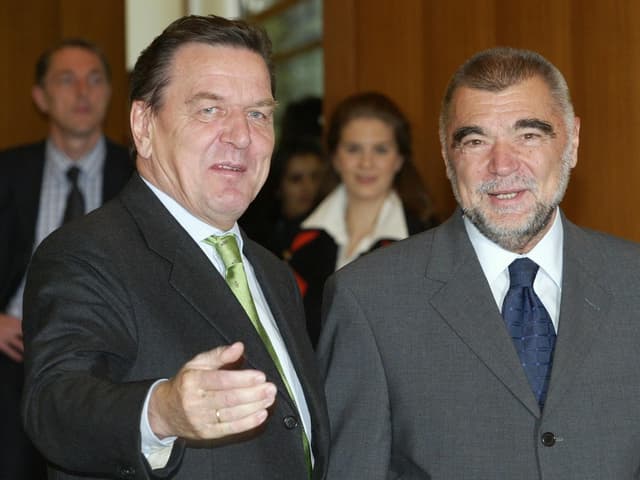 Mesic, hier mit Ex-Bundeskanzler Gerhard Schröder Mesic, hier mit Ex-Bundeskanzler Gerhard Schröder
