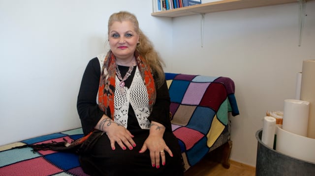 Eine Frau sitzt auf einem Sofa. Eine Frau sitzt auf einem Sofa.