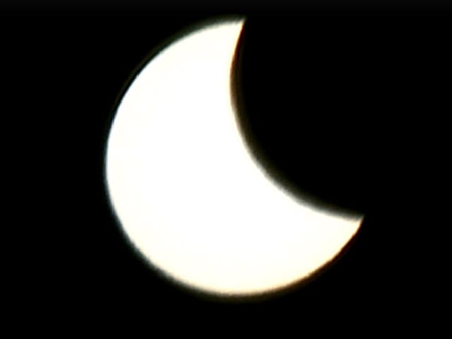 Mond schiebt sich langsam von rechts vor die Sonne