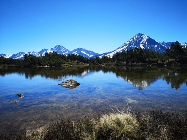 Kleiner Teich in den Bergen.