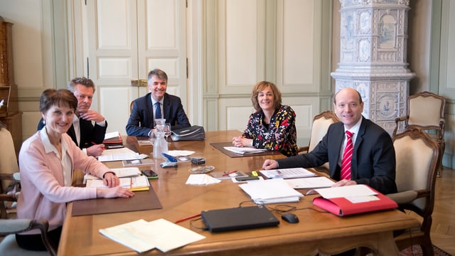 Politiker an Sitzungstisch. Politiker an Sitzungstisch.
