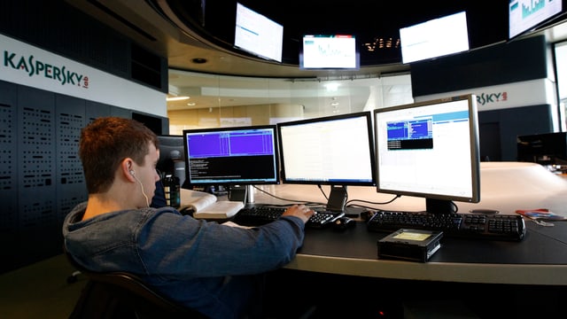 Ein Mitarbeiter der russischen IT-Sicherheitsfirma Kaspersky Lab sitzt am Computer. Ein Mitarbeiter der russischen IT-Sicherheitsfirma Kaspersky Lab sitzt am Computer.