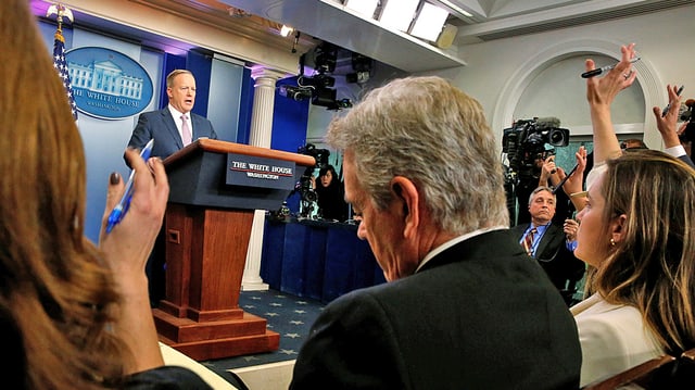 Journalisten im Weissen Haus von hinten fotografiert folgen der Medienkonferenz mit Spicer. Journalisten im Weissen Haus von hinten fotografiert folgen der Medienkonferenz mit Spicer.