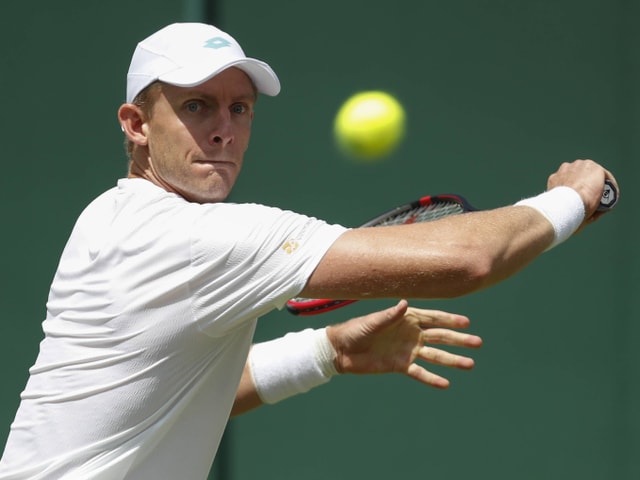 Kevin Anderson schlägt eine Rückhand Kevin Anderson schlägt eine Rückhand