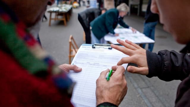 Mann sammelt Unterschriften Mann sammelt Unterschriften