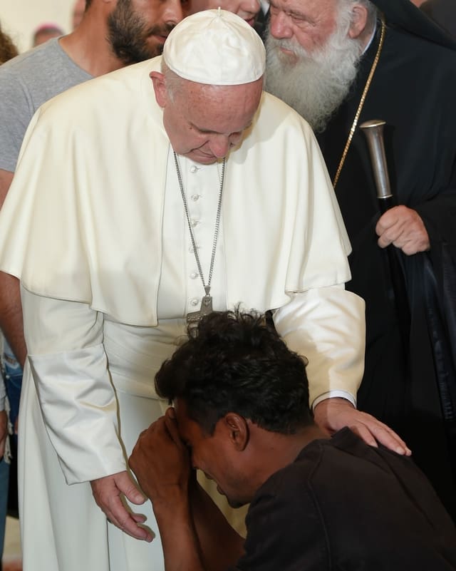 Papst mit Flüchtling in einen Lager auf Lesbos, Sommer 2016. Papst mit Flüchtling in einen Lager auf Lesbos, Sommer 2016.