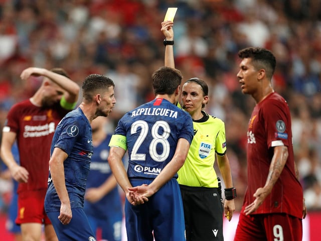 Stéphane Frappart verwarnt Chelseas Cesar Azpilicueta Stéphane Frappart verwarnt Chelseas Cesar Azpilicueta