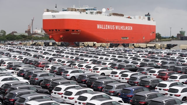 Autos vor einem Frachtschiff. Autos vor einem Frachtschiff.