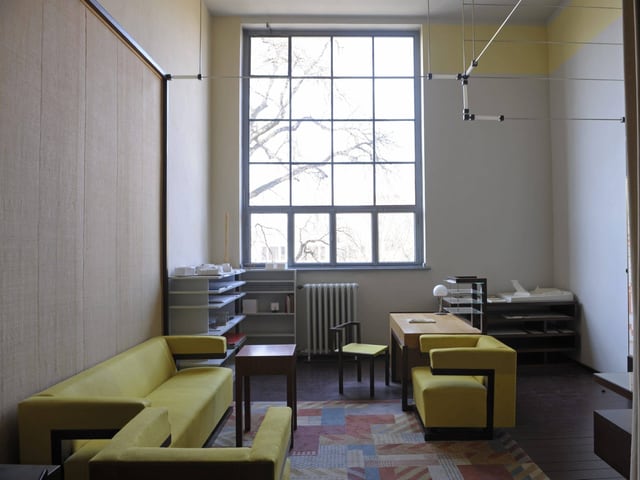Einblick in ein Arbeitszimmer. Einblick in ein Arbeitszimmer.