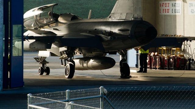 Gripen rollt aus Hangar Gripen rollt aus Hangar