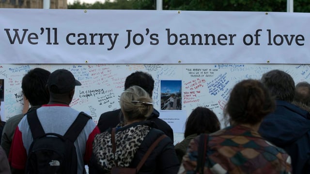 Menschen vor einem Plakat versammelt mit der Aufschrift: «We'll carry Jo's banner of love» Menschen vor einem Plakat versammelt mit der Aufschrift: «We'll carry Jo's banner of love»