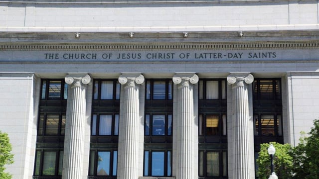 Ein Gebäude, das als Kirche beschriftet ist. Ein Gebäude, das als Kirche beschriftet ist.