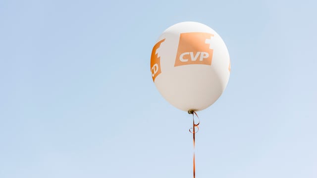 Weisser Ballon mit orangem CVP-Logo. Weisser Ballon mit orangem CVP-Logo.
