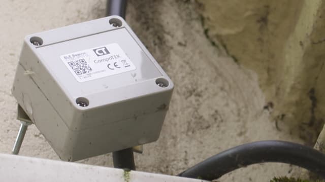 Ein Beacon, ein weisses Kästchen, etwa so gross wie eine Schachtel Zigaretten, etwas dicker. Ein Beacon, ein weisses Kästchen, etwa so gross wie eine Schachtel Zigaretten, etwas dicker.