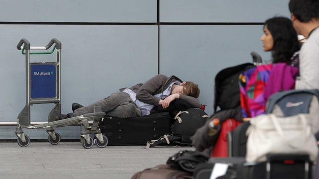 Passagiere am Flughafen Heathrow in London warten auf ihren verspäteten Flug. (reuters) Passagiere am Flughafen Heathrow in London warten auf ihren verspäteten Flug. (reuters)