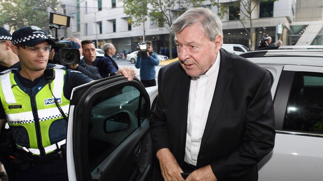 Pell im Beisein eines Polizisten. Pell im Beisein eines Polizisten.