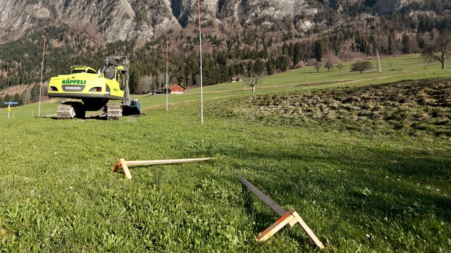Wiese mit einem Bagger. Wiese mit einem Bagger.