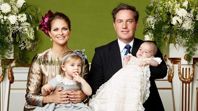 Prinzessin Madeleine präsentiert ihre Familie in wahrhaft majestätischem Umfeld: Auf dem linken und rechten Bildrand stehen zwei riesige Vasen mit edlen, weissen Blumen drin. Links sitzt Prinzessin Madeleine, auf ihrem Schoss sitzt Prinzessin Leonore. Neben ihr sitzt ihr Ehemann Chris O'Neil (rechts), er hält den Täufling Prinz Nicolas. Prinzessin Madeleine präsentiert ihre Familie in wahrhaft majestätischem Umfeld: Auf dem linken und rechten Bildrand stehen zwei riesige Vasen mit edlen, weissen Blumen drin. Links sitzt Prinzessin Madeleine, auf ihrem Schoss sitzt Prinzessin Leonore. Neben ihr sitzt ihr Ehemann Chris O'Neil (rechts), er hält den Täufling Prinz Nicolas.