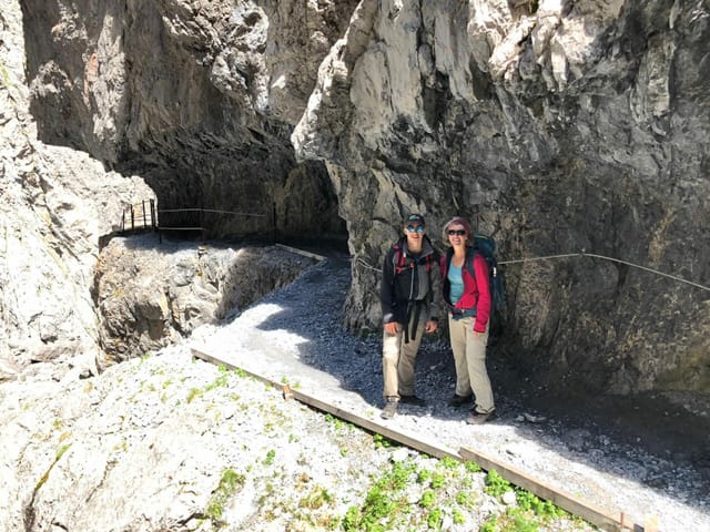 Sin la fotografia da sanestra a dretga: Laurin e Seraina Thom durant ina da lur blers segiurns en Engiadina.