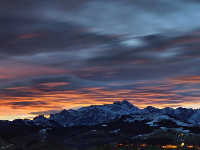 Berge und farbige Wolken.