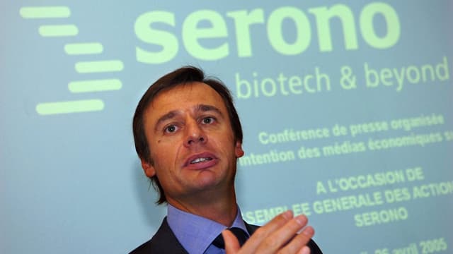 Bertarelli vor einem Serono-Logo. Bertarelli vor einem Serono-Logo.