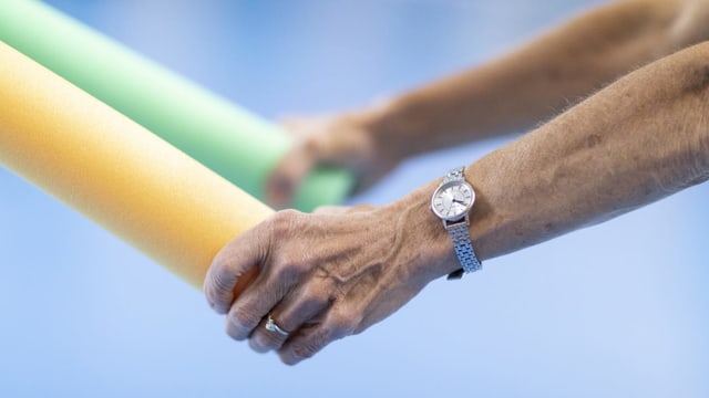 Alte Frau am Sport machen. Alte Frau am Sport machen.